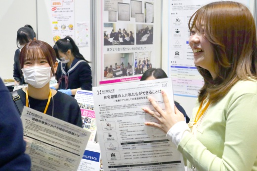 来場者に研究の取り組み経緯や成果を伝えます