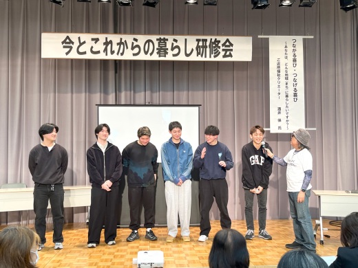 感想を聞かれている学生