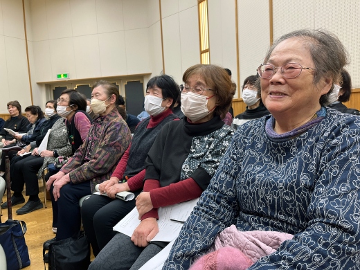 その様子を見てほほ笑む地域の方々