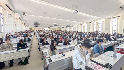 学科長の講話を聴く学生たち