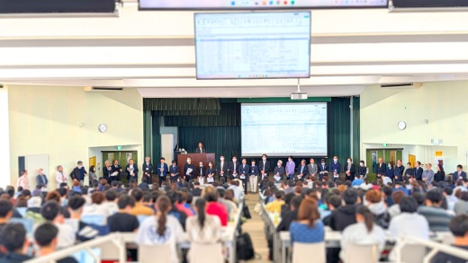 教室の前に並び、ひとりひとり自己紹介をする社会福祉学科の教員