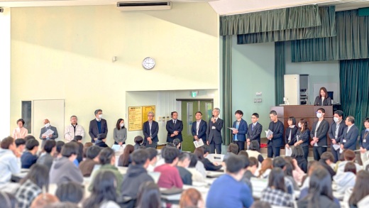 教員の自己紹介の様子