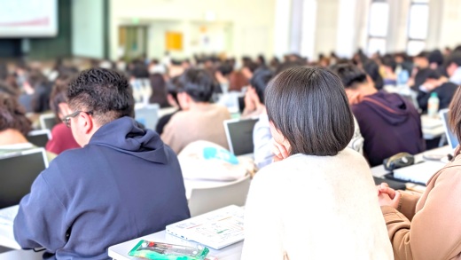 話に集中している学生たち