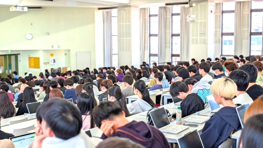 熱心にガイダンスに参加している学生たちの様子