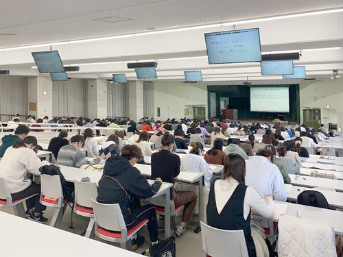 集中して模擬試験に臨む学生たち