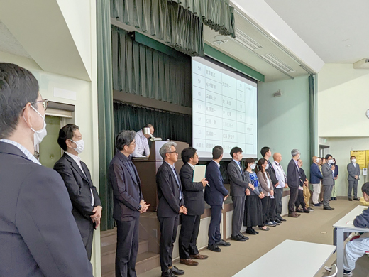 ステージ前に並び、自己紹介する社会福祉学科の教員