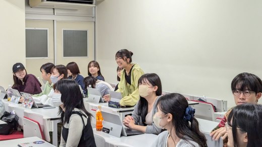 笑顔の質疑応答