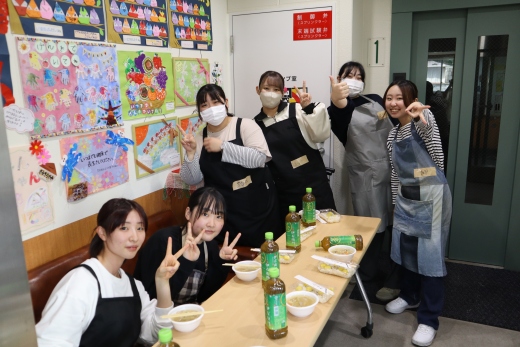 ３年生は午後の講義に間に合うよう芋煮と栗ごはんをごちそうになりました