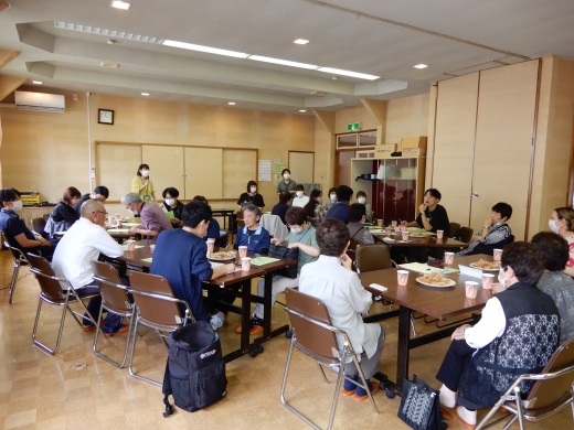 かわい駅前カフェ（認知症カフェ）での、地域の方々との交流の場面（川井地域振興センターにて）