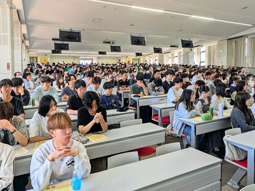 大教室を埋める社会福祉学科1年生