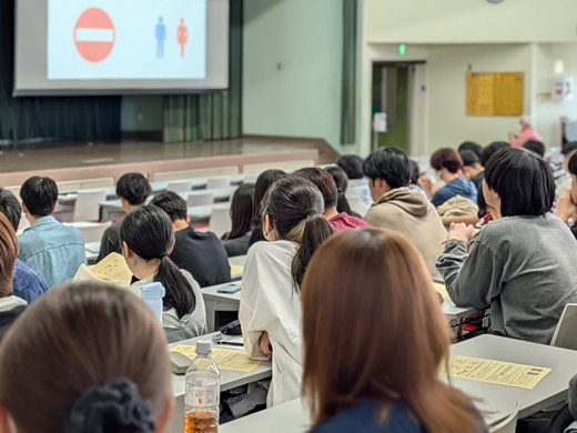 真剣に聴講する学生たち