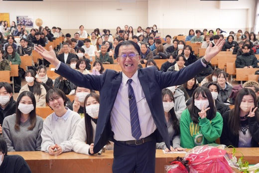 受講者たちと赤塚俊治教授