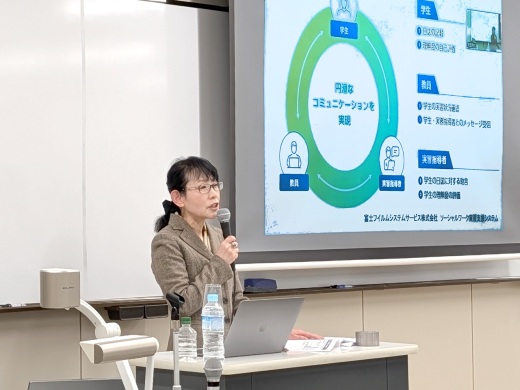 基調講演の様子（一般社団法人日本ソーシャルワーク教育学校連盟副会長、法政大学現代福祉学部教授の髙良麻子氏）