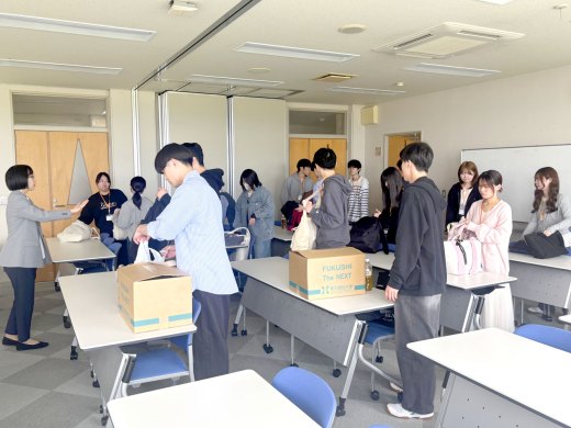学生たちがグループワークの準備を始める