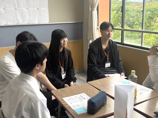 大学生は高校生から進路の不安や悩みを聞き出す
