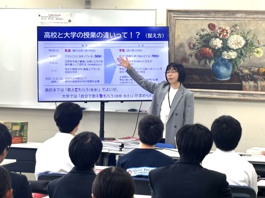 阿部先生が模擬講義で「大学と高校の違い」を伝える