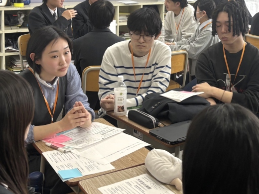高校時代を懐かしく思いながら自分の経験を伝える