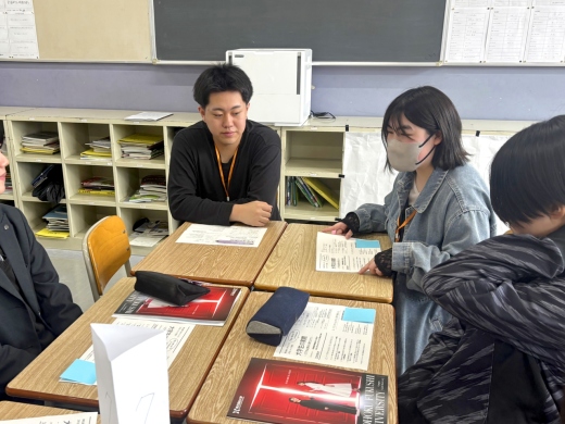 ときに高校生の思いや考えにうなずき、共感する