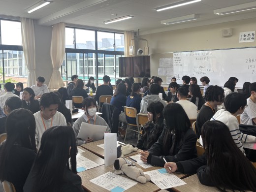 高校生は学生から「大学生の実際」を聞き出す