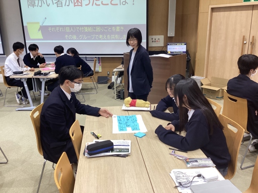 どのような支援や対策が求められるか話し合う （写真：多賀城高校提供）