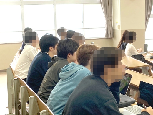真剣に聴講する学生たち