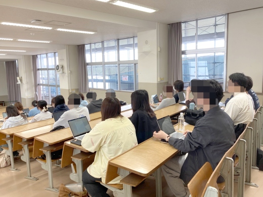 真剣に聴講する学生たち