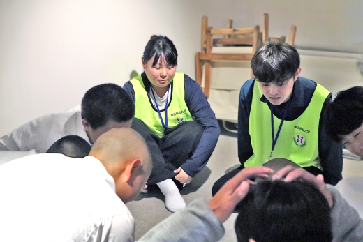 避難所運営ゲーム（HUG）の様子を見守る