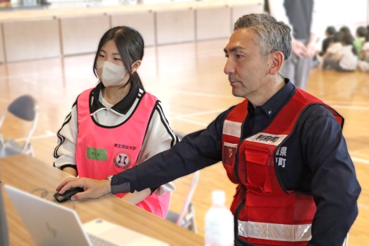各訓練の様子を確認する町長も学生の説明をもとに体験をされた