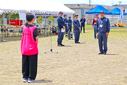 閉会式で災害対策本部に訓練終了の報告をおこなった