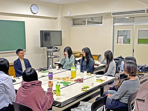 お茶を飲みながら，和やかな雰囲気で自由にお話しました