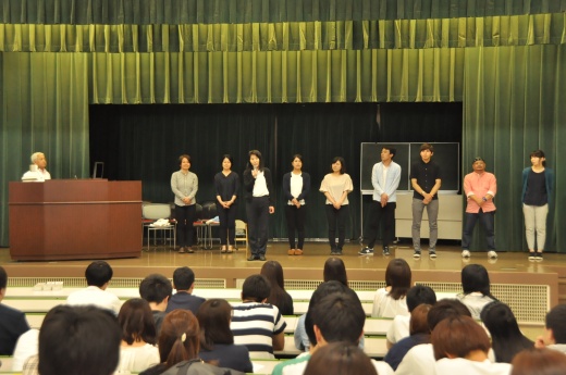自己紹介の後に挨拶を述べる、せんだんの杜・児童福祉施設の小野寺総合施設長（中央）