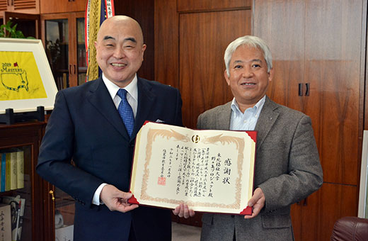 11月10日、千葉学長（左）に感謝状授与の報告を行った金教授