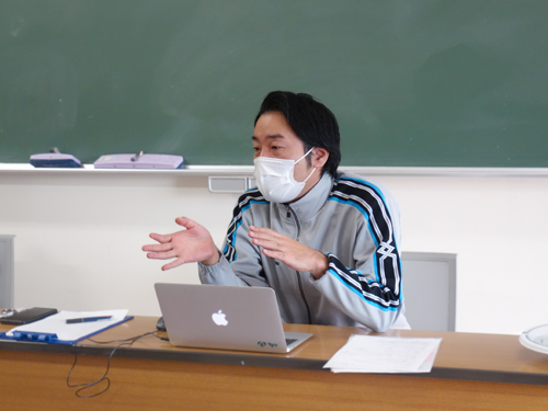 学生に熱く語りかける加藤様