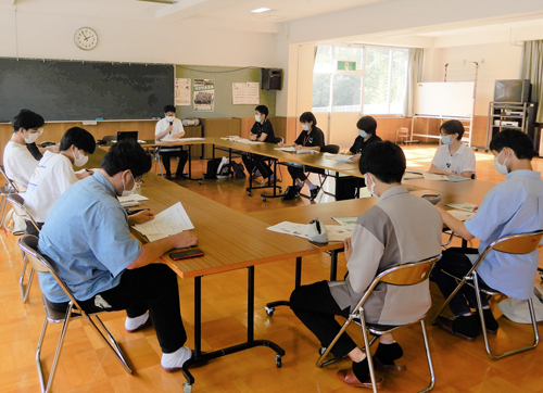 専門職の方々との座談会の様子　川井保健センターにて