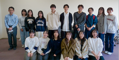 参加者が笑顔で集合写真