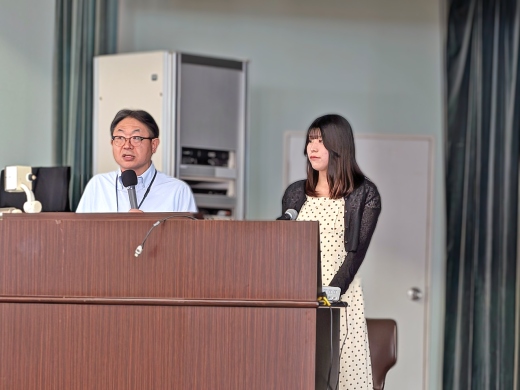 石川さんの講話の後でコメントするゼミ担当の芳賀恭司先生