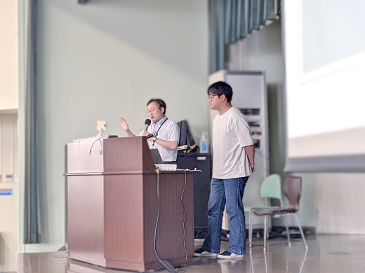 竹内さんの講話の後、コメントするゼミ担当の石附敬先生