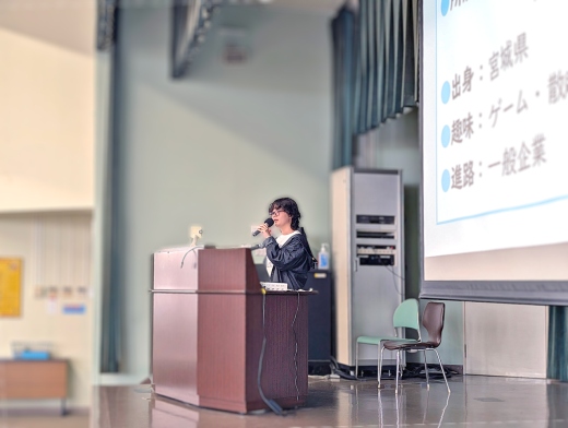 ４年生の松浦汐里さんによる講話の様子