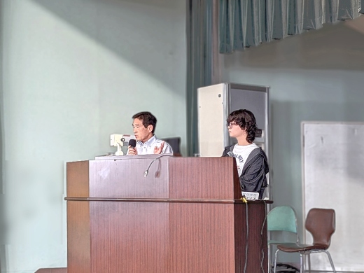 松浦さんの講話の後で、コメントするゼミ担当の広浦幸一先生