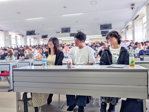 ほっとした表情で司会の先生によるまとめを聴く、登壇した４年生の３人