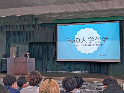 ４年生の石川珠夕さんによる講話の様子