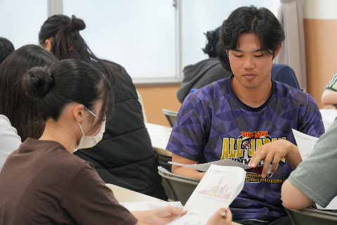 データを読み取り、課題を検討するグループワークの様子