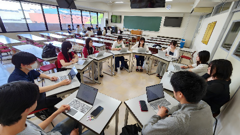 真剣なグループでの振り返り