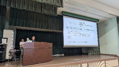 「認知症のある人の暮らしを当事者から学ぶ」の趣旨を解説する竹之内学科長
