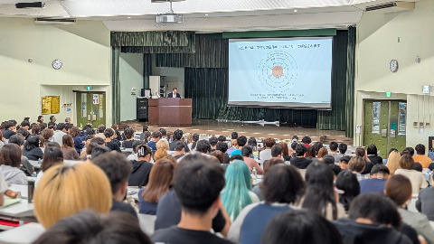 講義する高橋誠一先生と、会場の様子