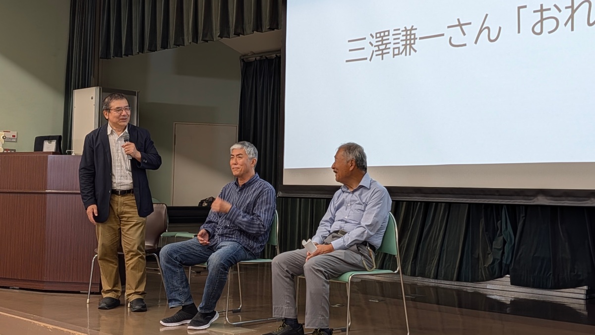 壇上で高橋先生からの質問に答える鈴木さんと三澤さん