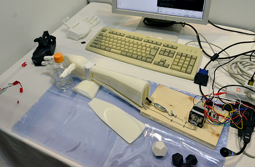 大内ゼミ生による「簡易型義手ロボット『HAJI+』」