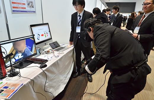 「モーションキャプチャを用いた介護動作学習アプリ」を実演する漆山ゼミ生