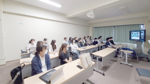 真剣に学ぶ学生