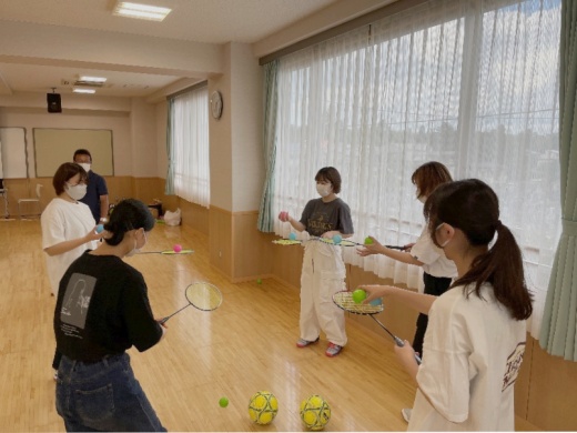 左手にラケットを持ち、そのラケットの上にボールを置いたまま、右手に持ったボールを上に投げてキャッチ。なかなか思い通りにはなりませんが、みんな集中して取り組んでいます。